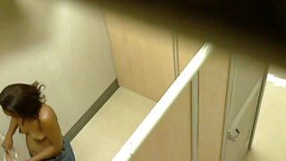 ಕರ್ಲಿ ಕೂದಲಿನ ಶ್ಯಾಮಲೆ ...